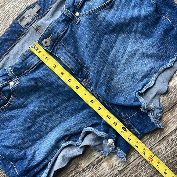TORRID #FEEL THE FIT DENIM SHORTS, 22 - Picture 9 of 10